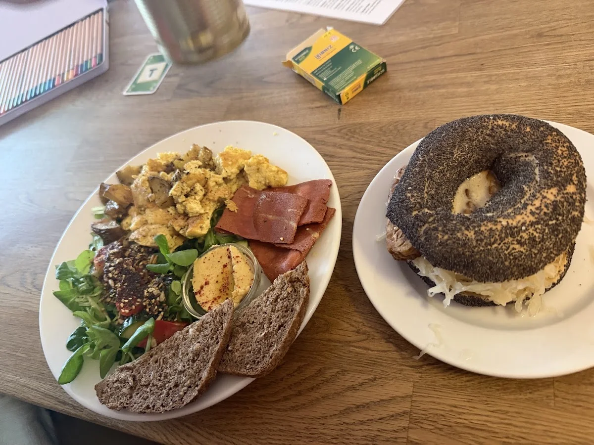 Radikalecker ~ Vegan Café Kollektiv – Bagel in Berlin