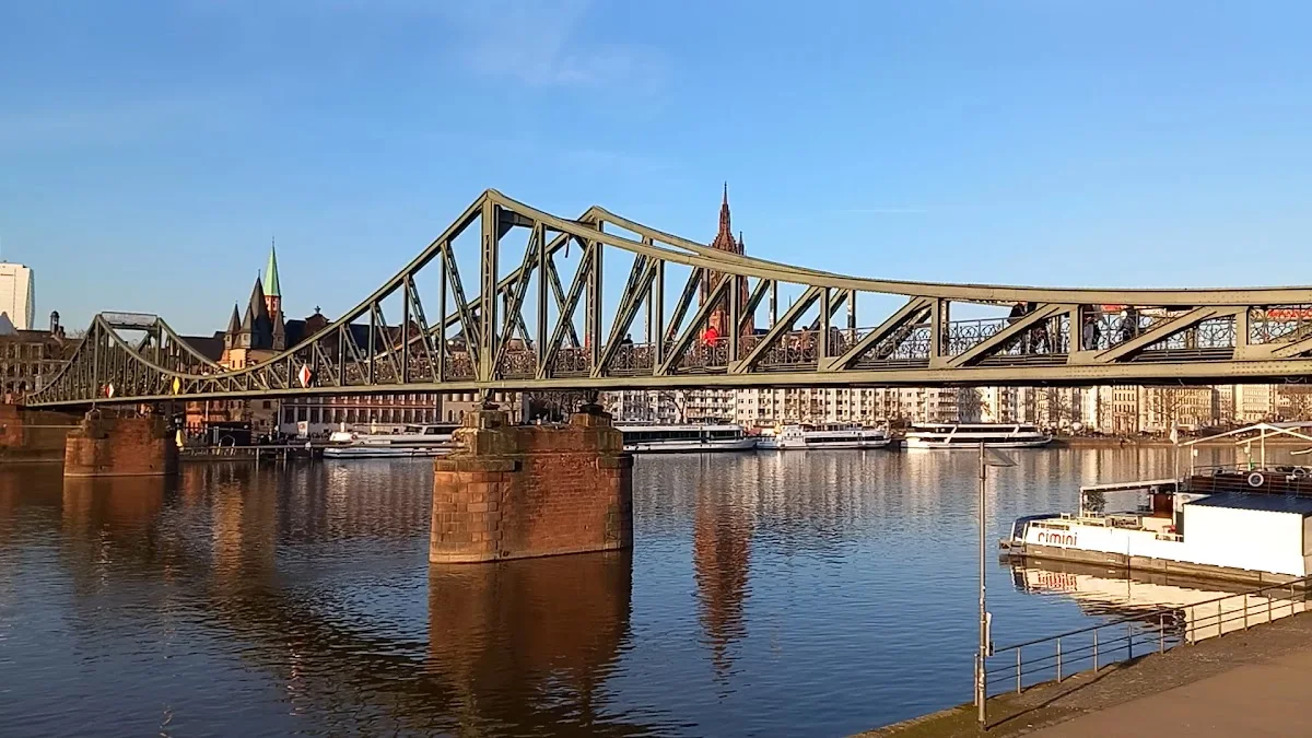 Eiserner Steg – Sehenswürdigkeit in Frankfurt am Main, Hessen