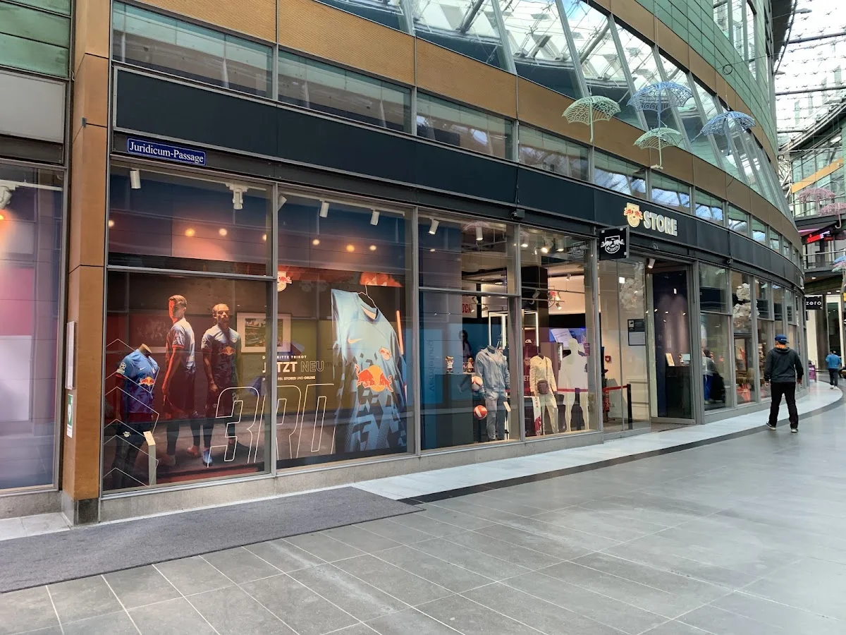 RB Leipzig Store – Besucherfoto: Schneemadame in Leipzig, Sachsen