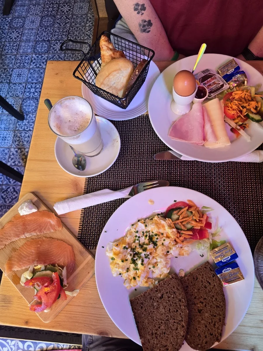 Café Uhrlaub – Essen und Trinken in Hamburg