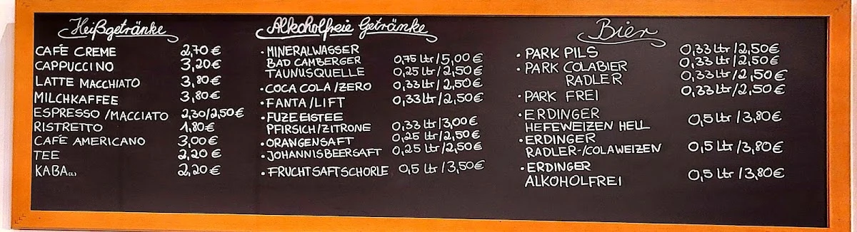 Waffeln mit Erdbeeren und Sahne