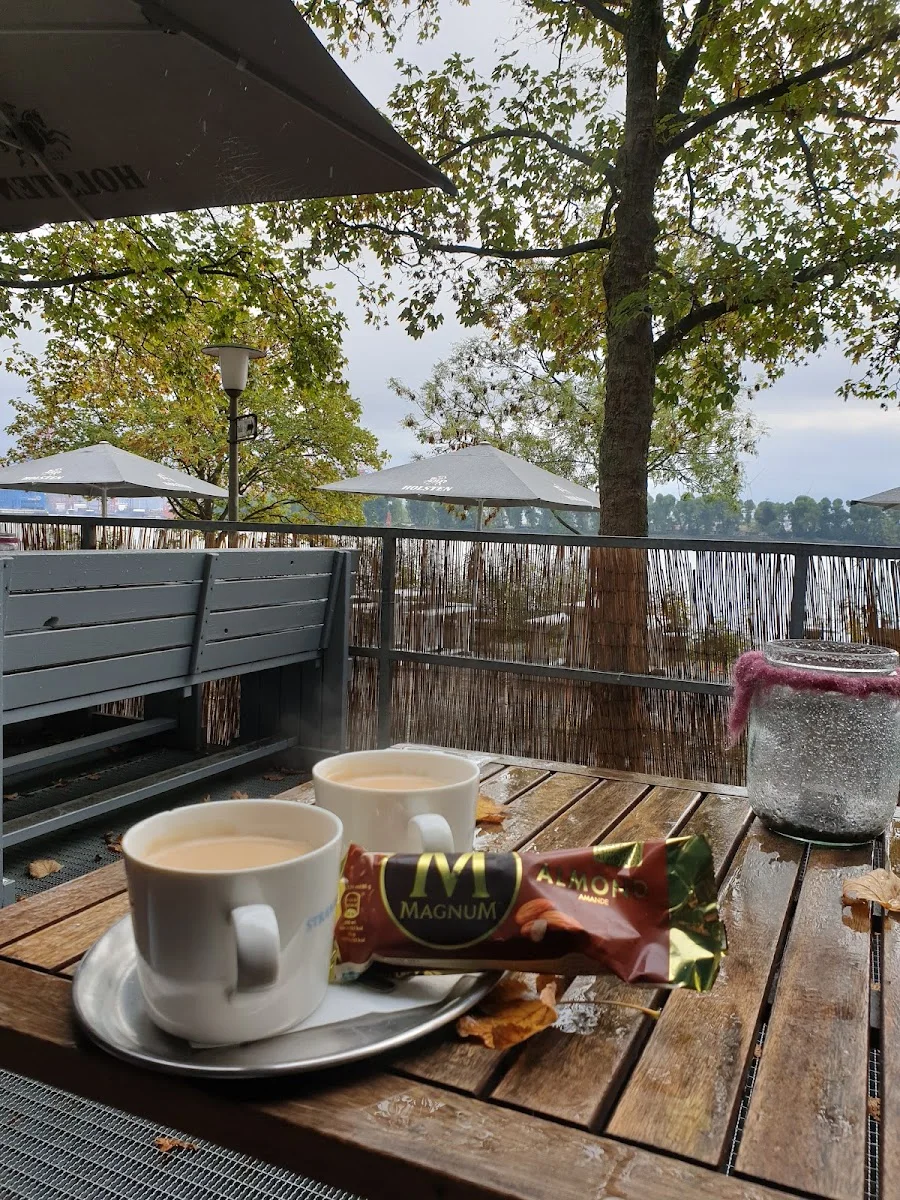 Brücke 10 im Strandhaus – Essen und Trinken in Hamburg