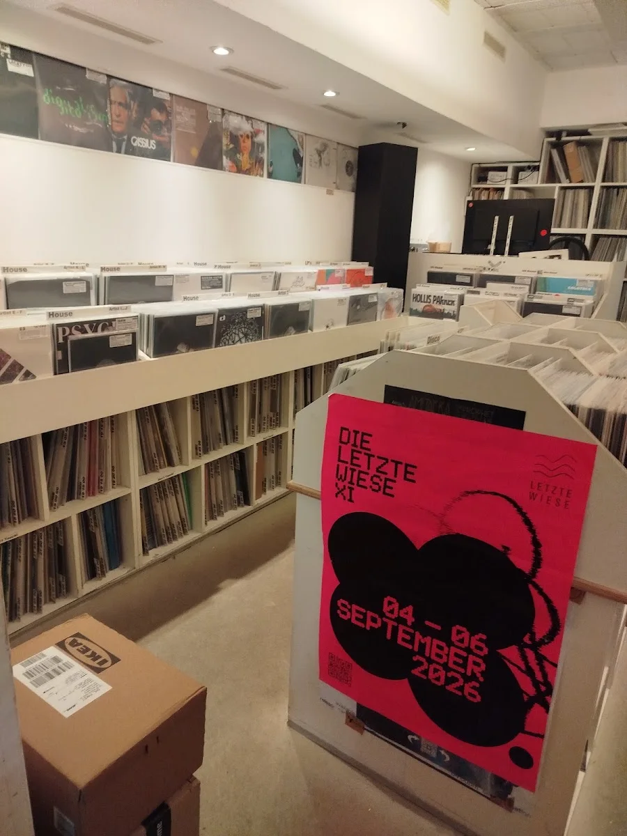 OYE Records – Besucherfoto: Cristian Rodríguez in Berlin