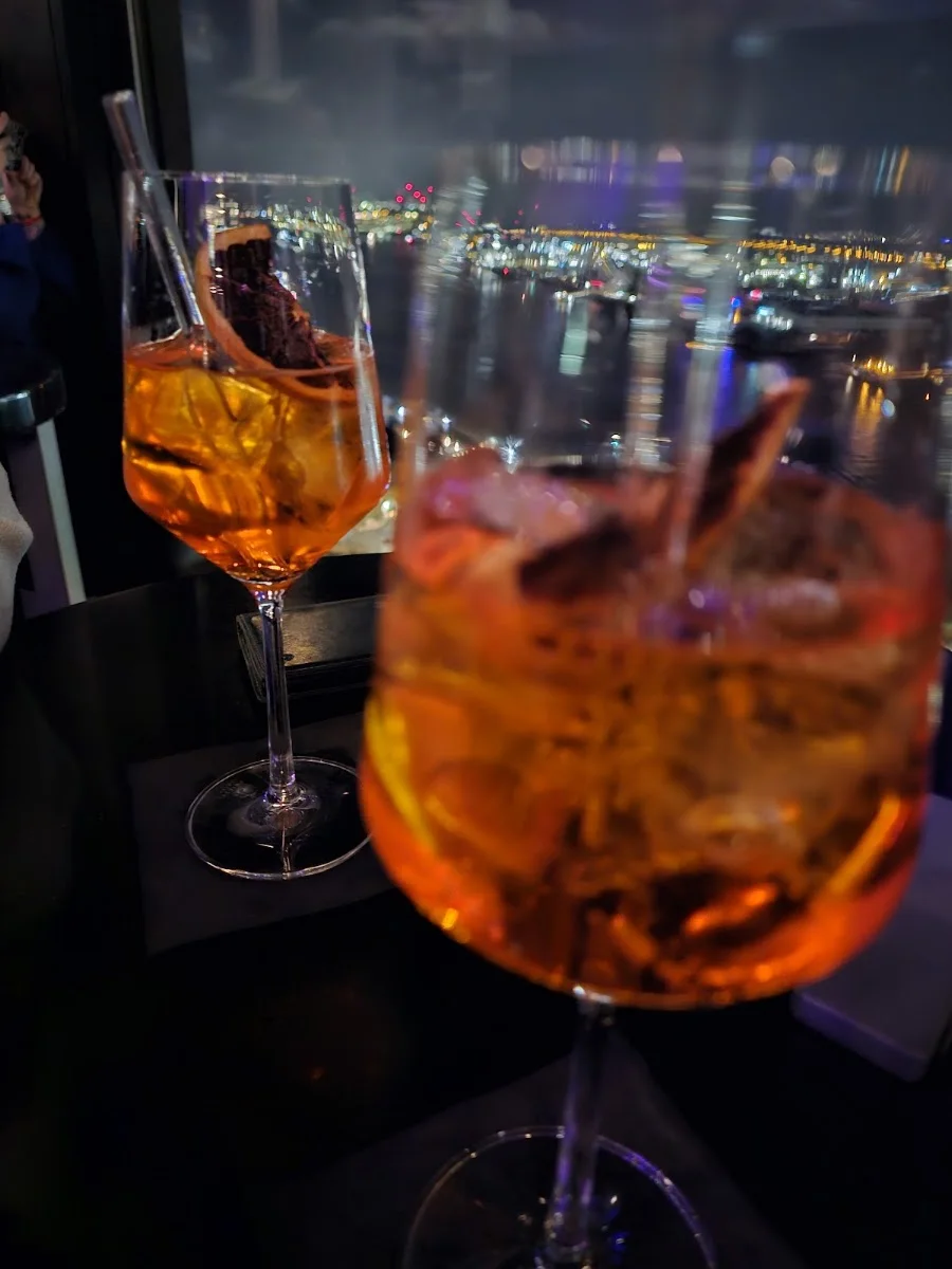 Skyline Bar 20up – Aperol Spritz in Hamburg