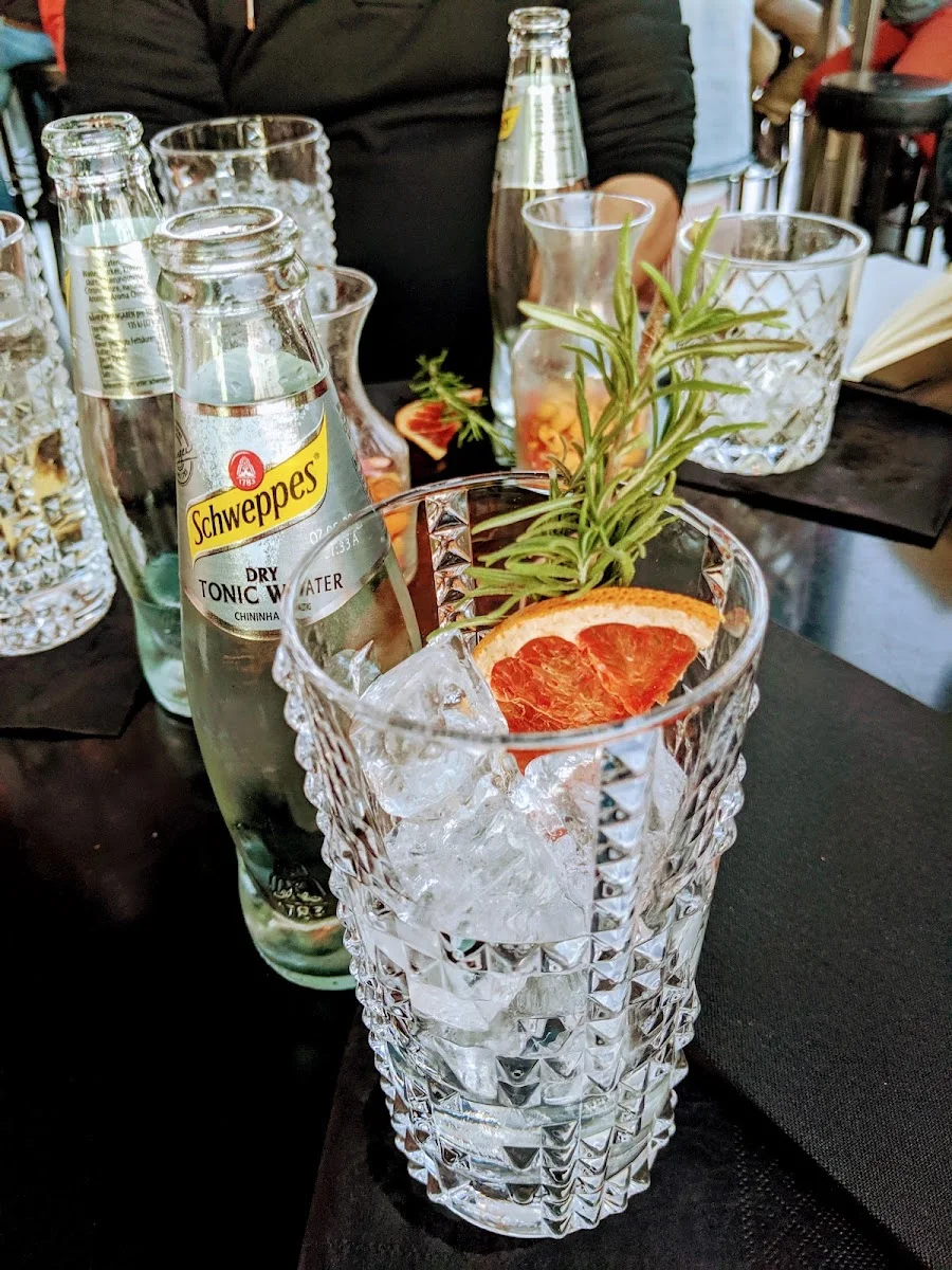 Skyline Bar 20up – Gin in Hamburg