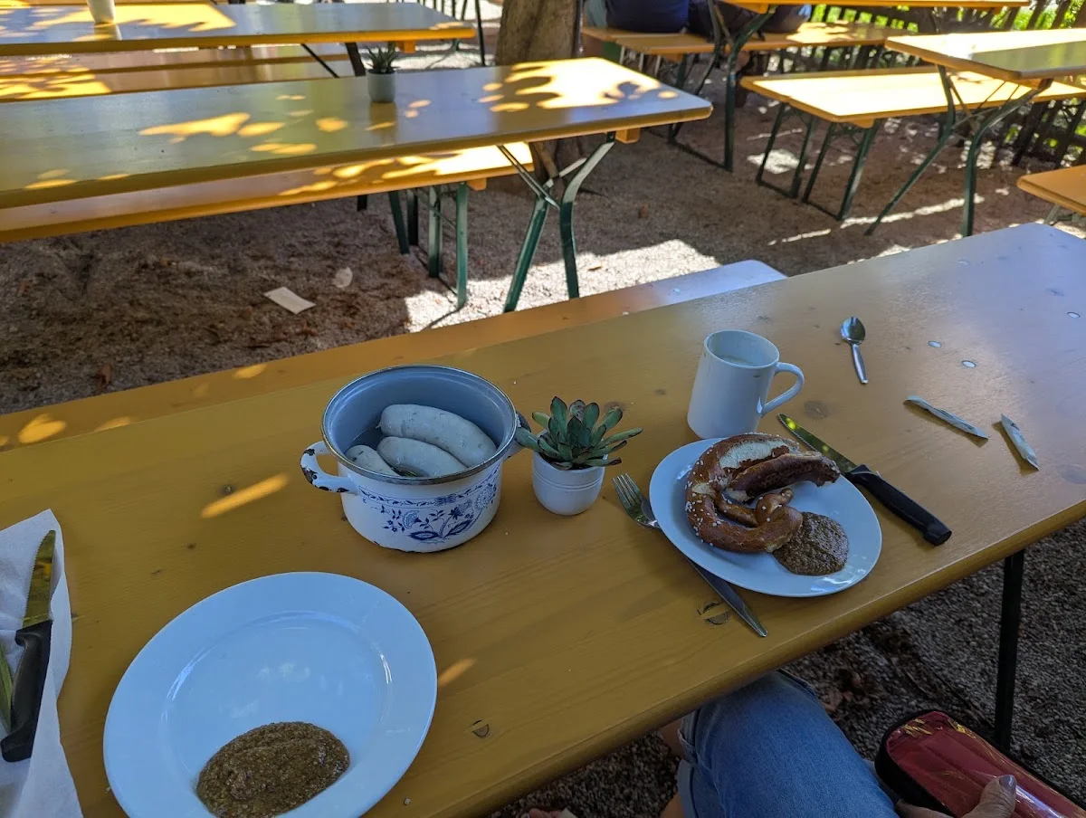 Mini-Hofbräuhaus im Englischen Garten – Essen und Trinken in München, Bayern