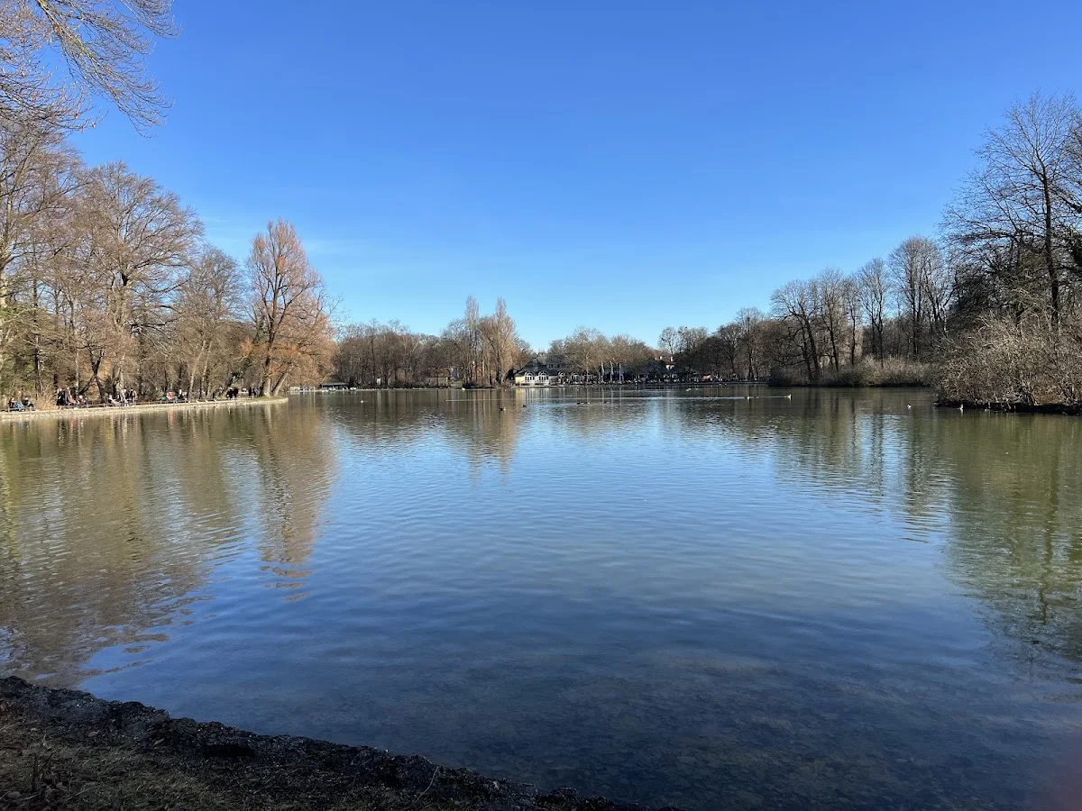 Mini-Hofbräuhaus im Englischen Garten – Kleinhesseloher See in München, Bayern