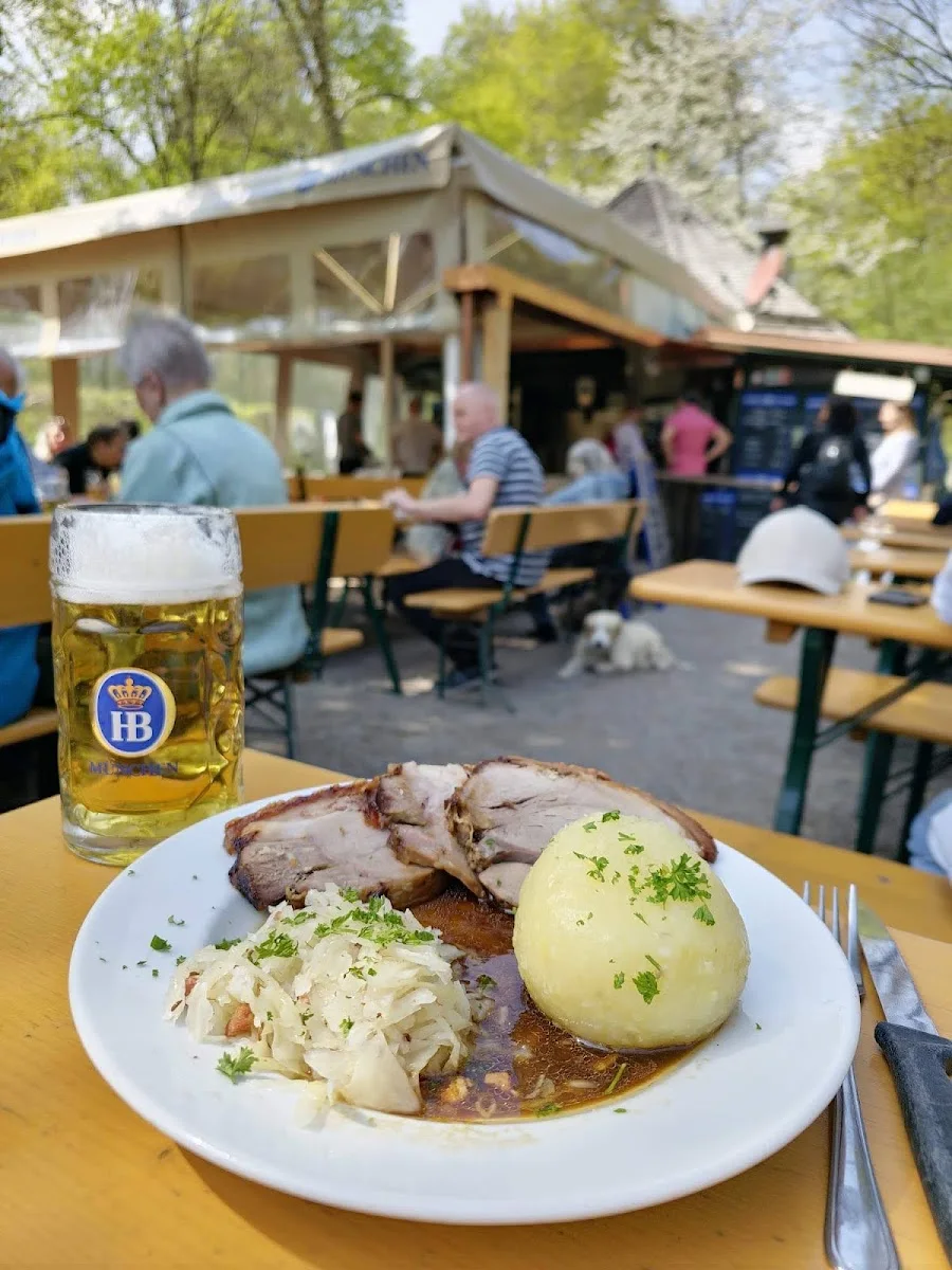 Mini-Hofbräuhaus im Englischen Garten – Sauerkraut in München, Bayern
