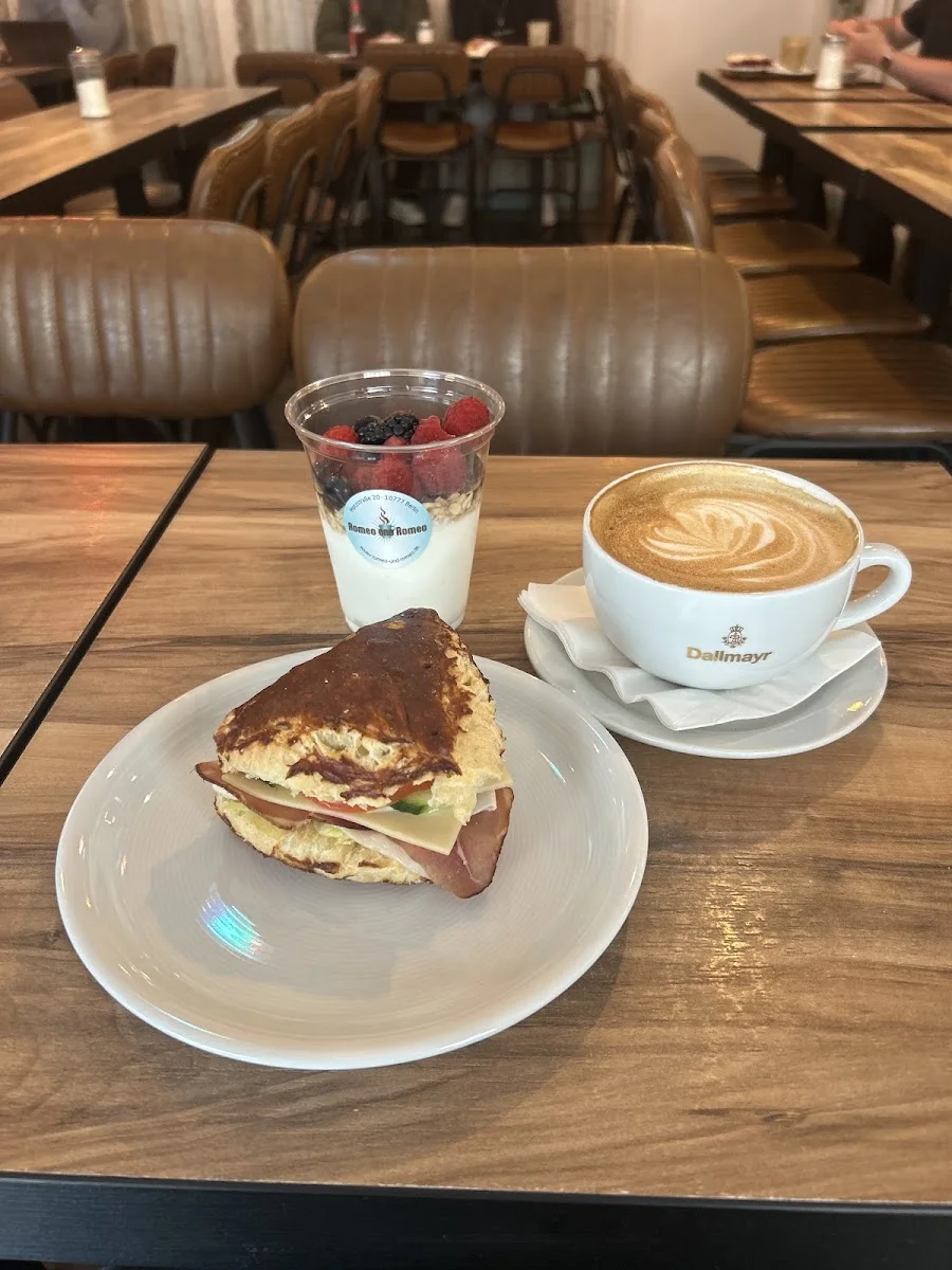 Romeo und Romeo – Kaffeekuchen in Berlin
