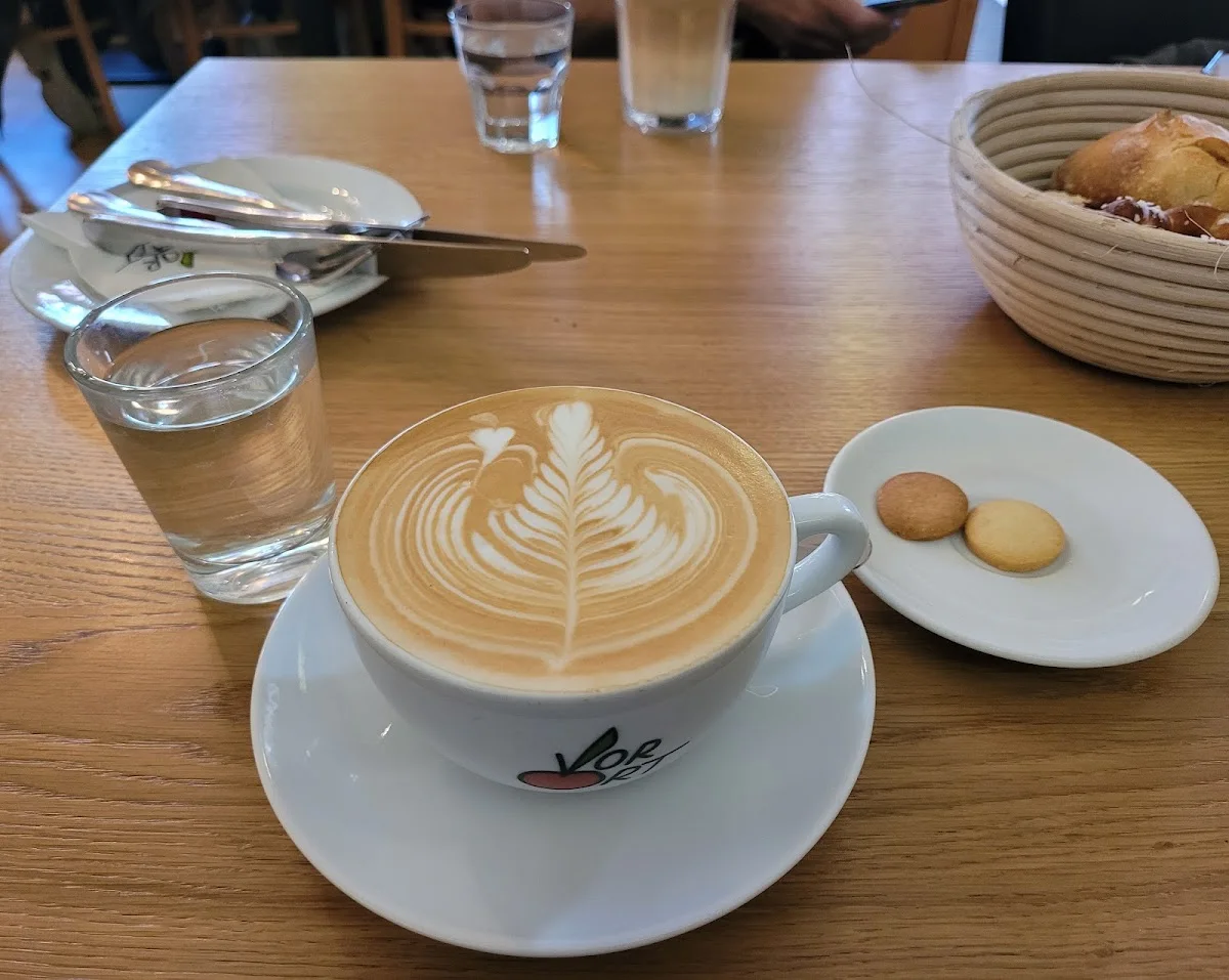 Cafe & Vegetarisches Restaurant Vor Ort – Cappuccino in Neuried, Bayern