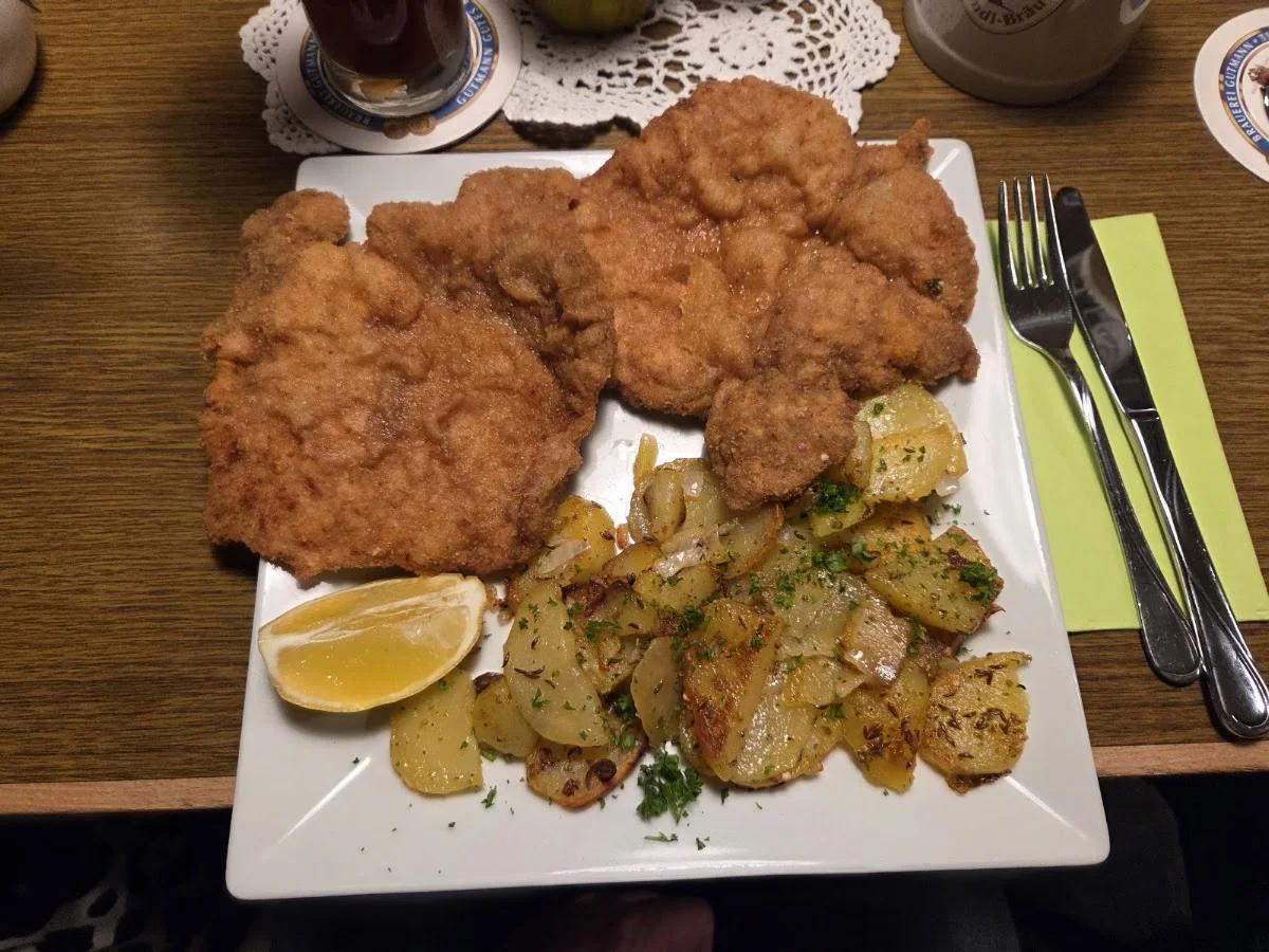 Restaurant Wirtshaus Frau Huber – Wiener Schnitzel in Augsburg, Bayern