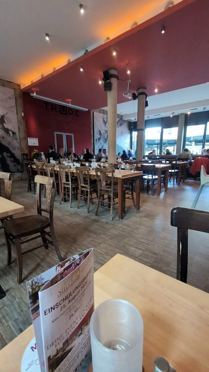 T.R.U.D.E. – Atmosphäre in Hamburg