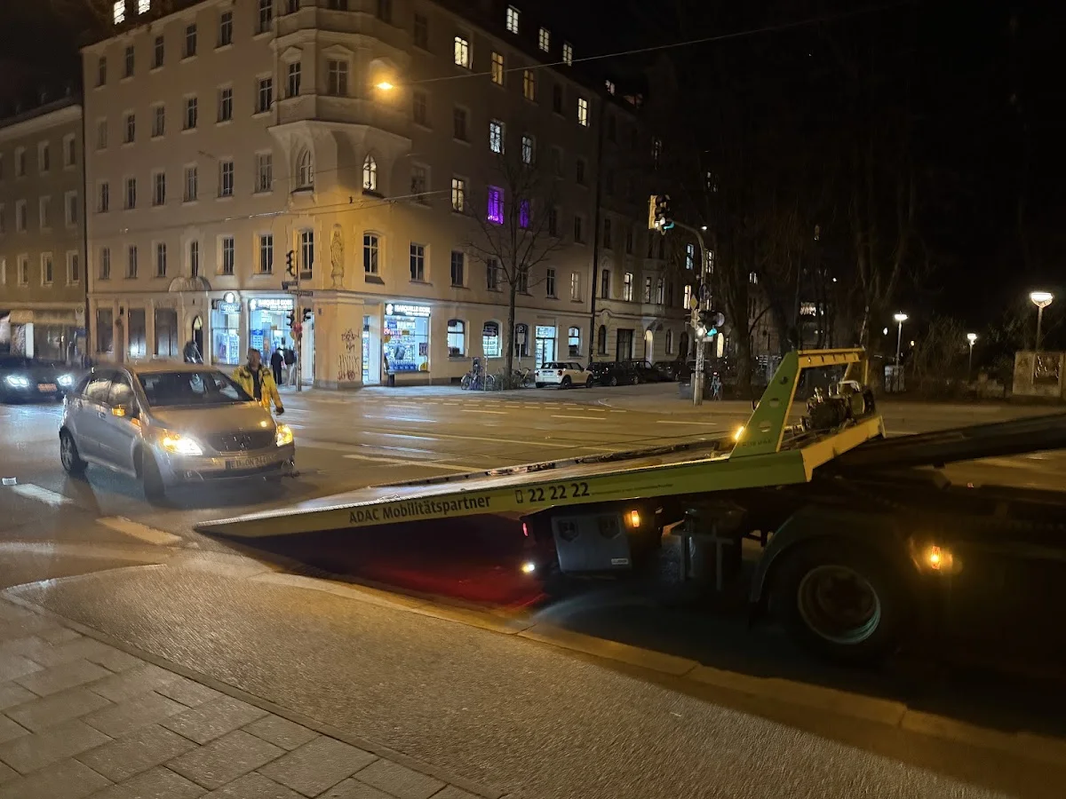 Helmut Vorleitner e. K. - Autowerkstatt, Abschleppdienst & Autokrane – Außenbereich in Brunnthal, Bayern