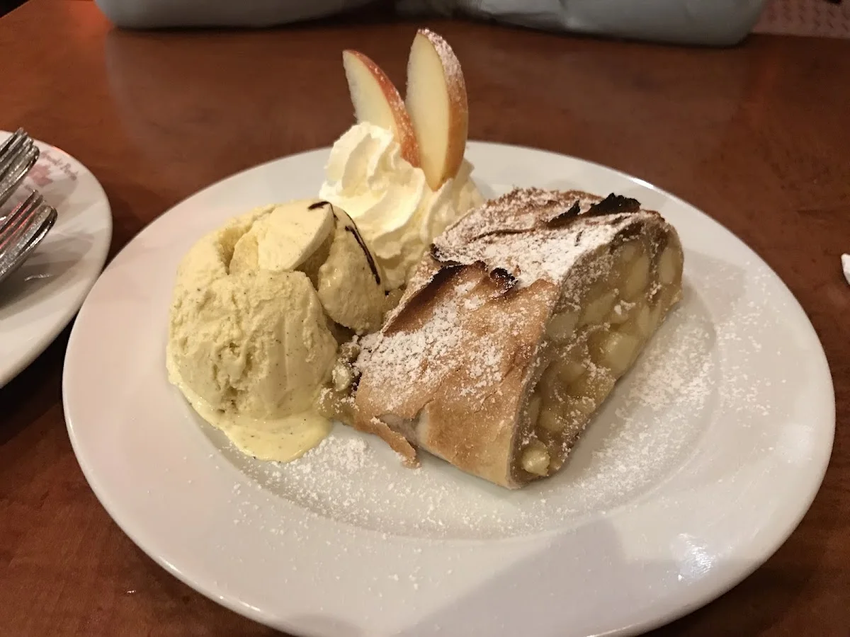 Treffpunkt Berlin "Alt-Berliner Kneipe" – Apfelkuchen in Berlin