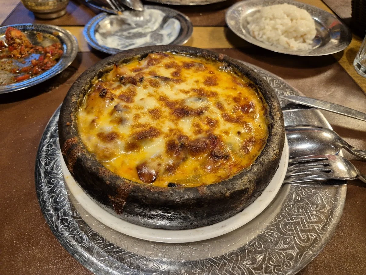 Kapadokya Kebapzade – Queso flameado · Göreme, Nevşehir