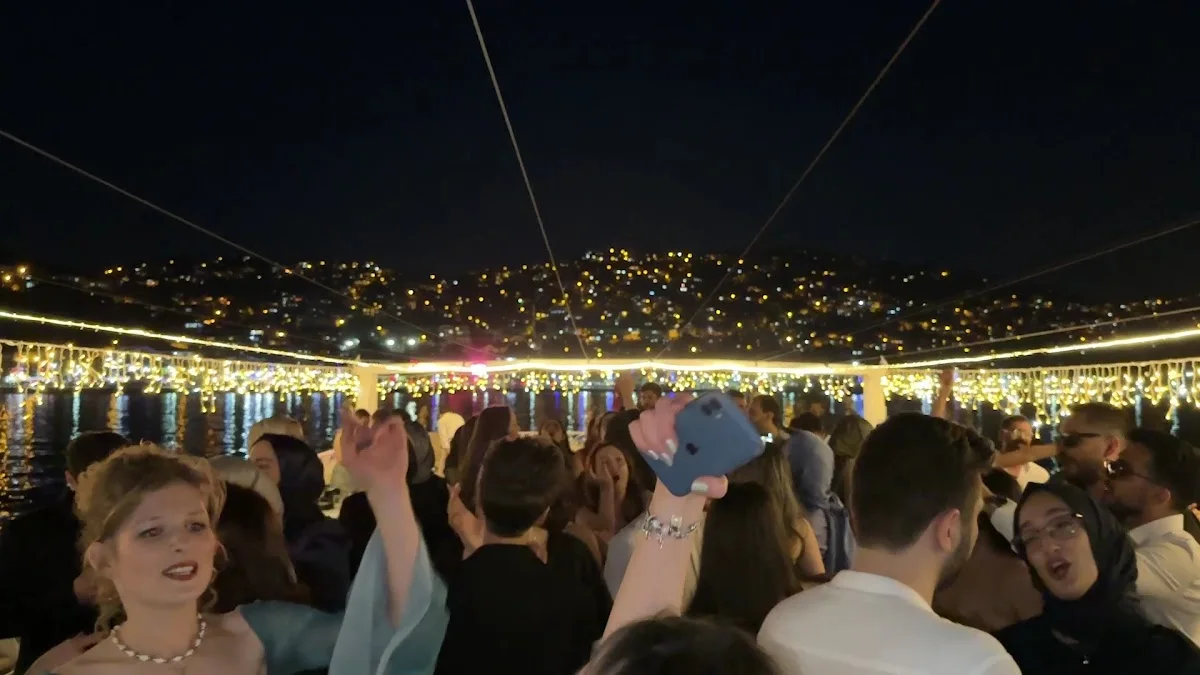 Boğaz Gezi | Teknede Mezuniyet | Yat Kiralama | Tekne Kiralama – Videolar · İstinye, İstanbul