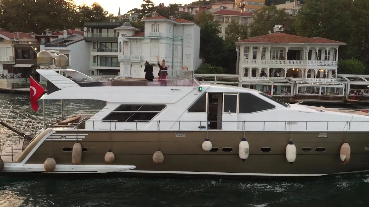 Boğaz Gezi | Teknede Mezuniyet | Yat Kiralama | Tekne Kiralama – Sahibinin seçtikleri · İstinye, İstanbul
