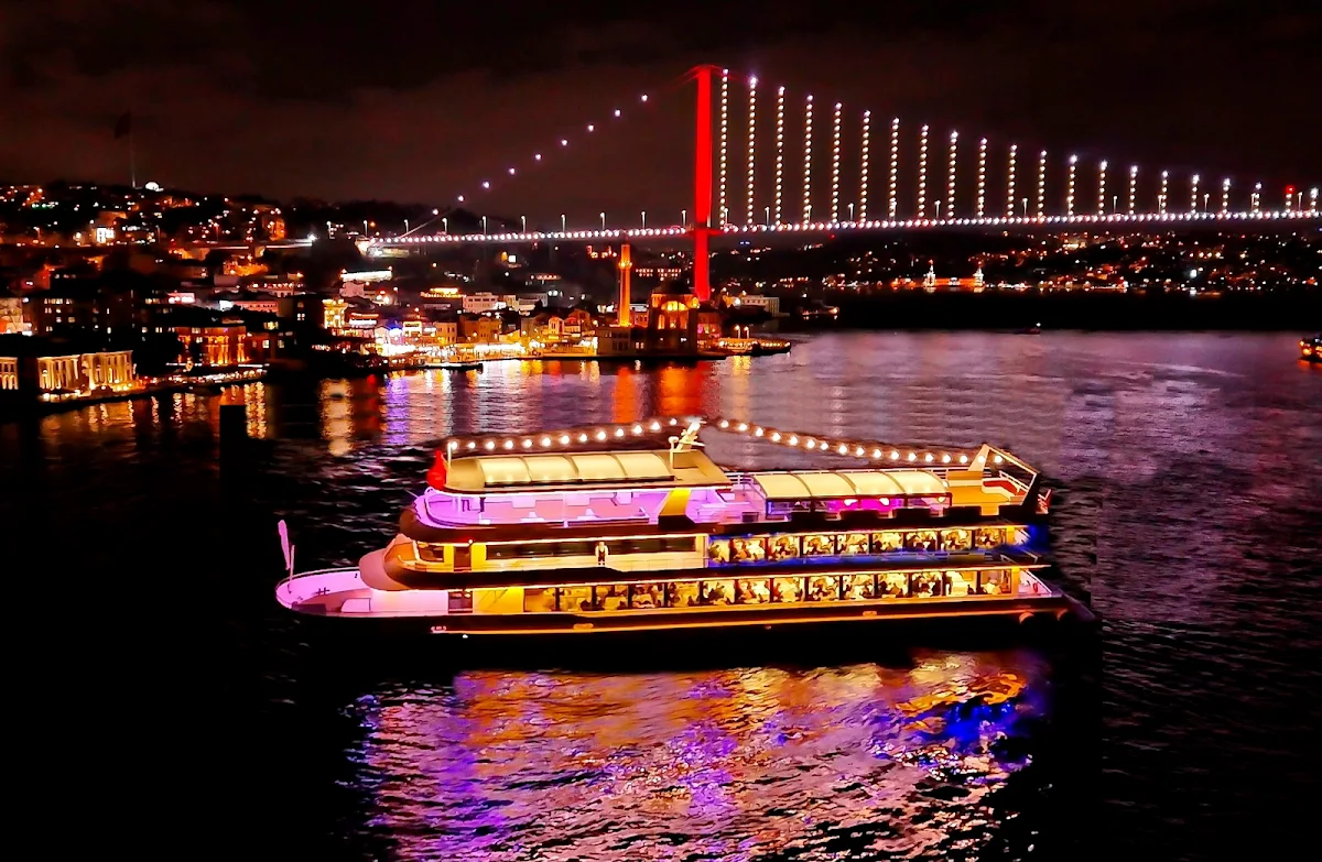 Mega Lüfer Yachts | Bosphorus Dinner Cruise İstanbul | Sunset & Daytime Tours – Tümü · Pürtelaş, İstanbul
