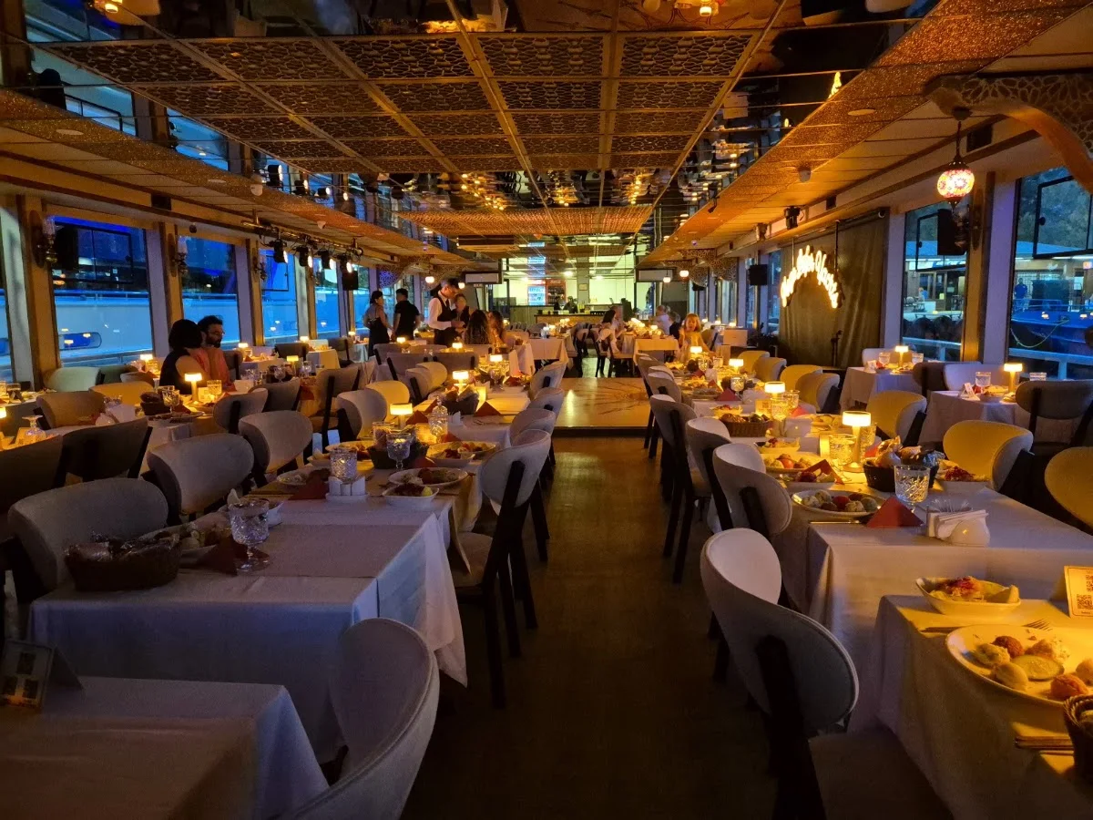Mega Lüfer Yachts | Bosphorus Dinner Cruise İstanbul | Sunset & Daytime Tours – İç · Pürtelaş, İstanbul