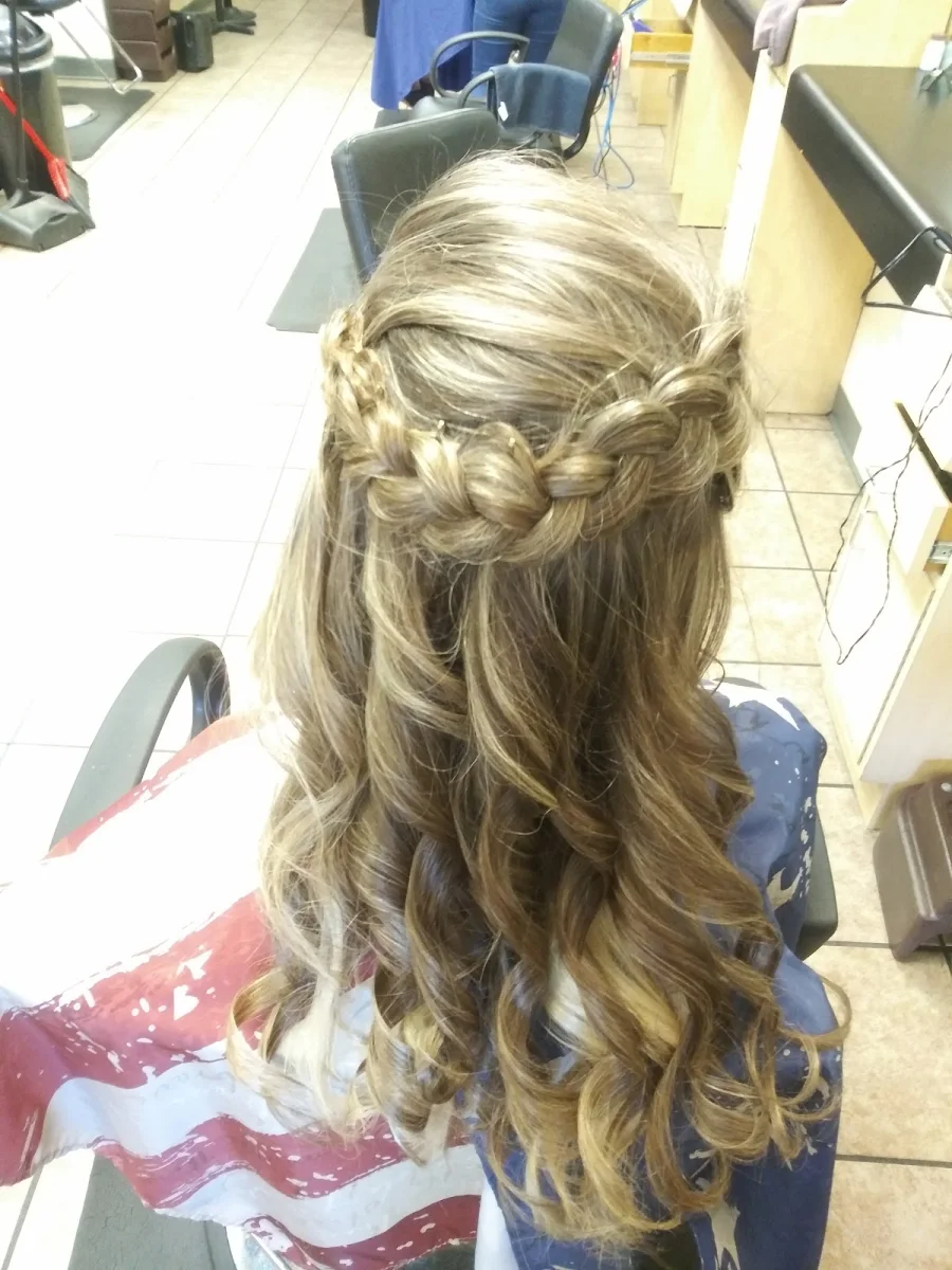 Braided half-up hairstyle with curls at Yes We Do
