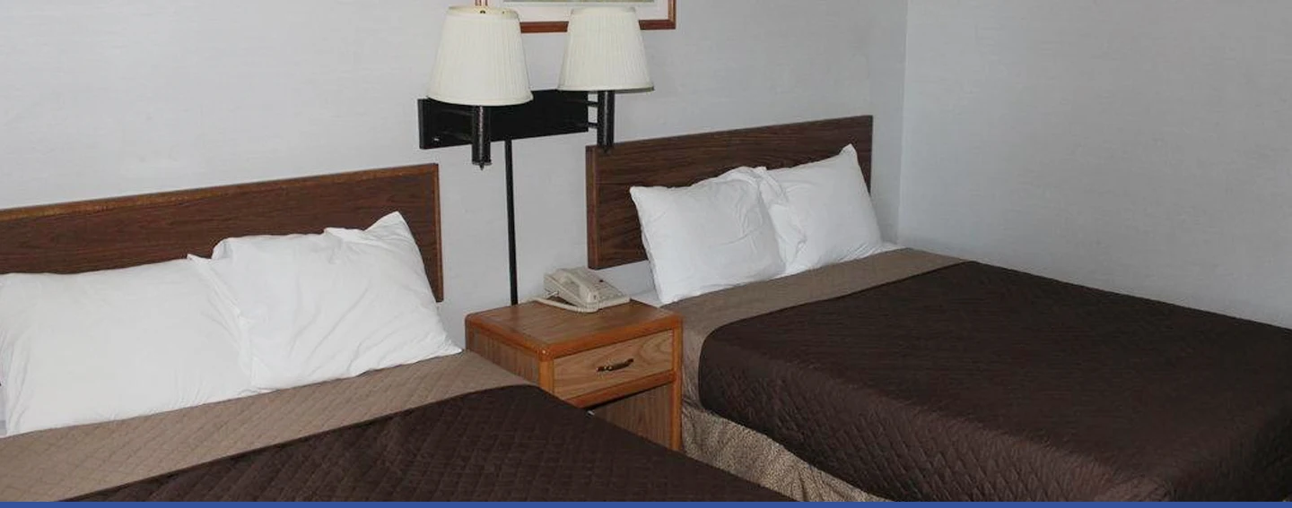 Double room with two beds at Eastwood Inn